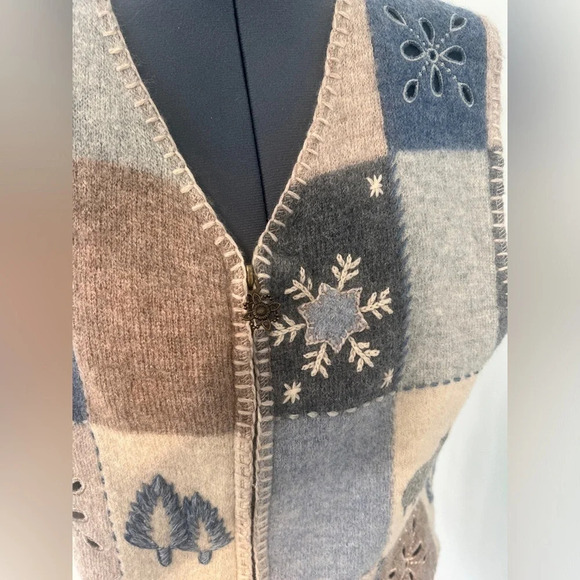 Woolrich Vintage Sz M  100% Wool Zip Snowflake Winter Patchwork Sweater Vest - Picture 7 of 16